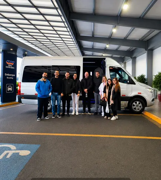 Equipe corporativa transportada pela Top Van