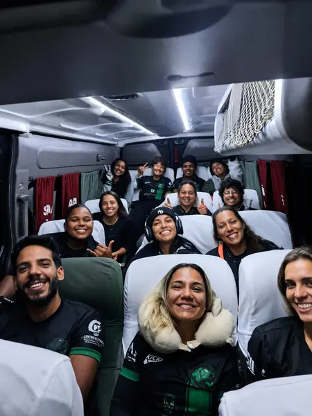 Passageiros sorrindo dentro da van